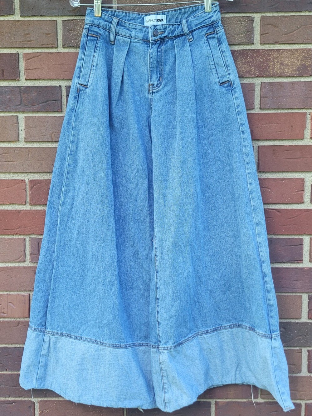 Fashion Nova Ultra Wide Leg Parachute Jeans Size 3, Measures 27x31, 100% Cotton